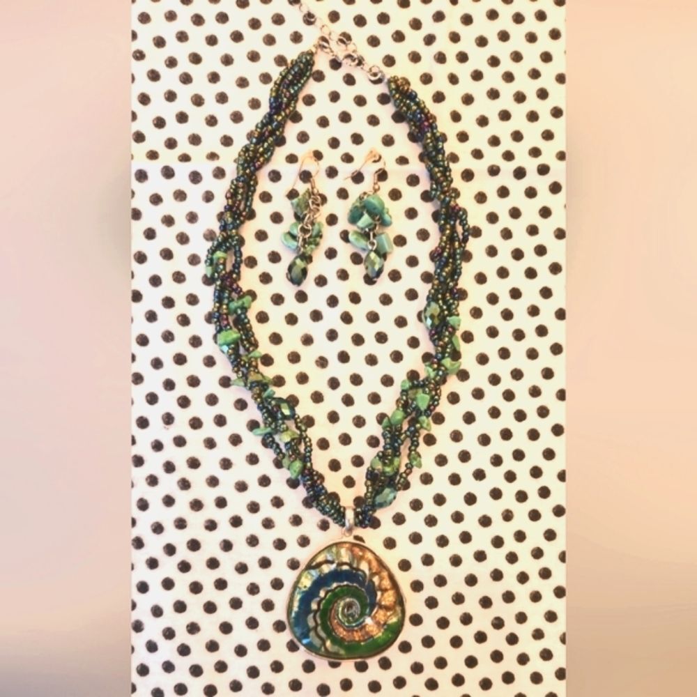 Elegant Green and Gold Necklace and Earring Set
